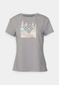Grå t-shirt med kort ärm och rund hals, prydd med en färgglad grafisk design av träd och ordet "Columbia" på framsidan.