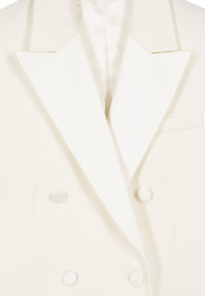 Blazer bianco doppiopetto realizzato in tessuto liscio, con grandi rever, due bottoni frontali e un sottile dettaglio sulla tasca.