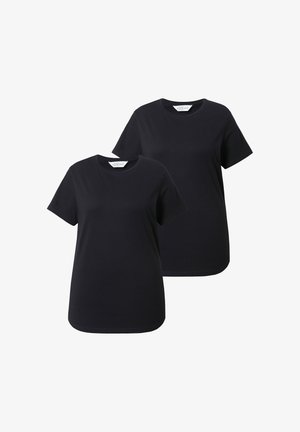 Zwei schlichte schwarze T-Shirts mit kurzen Ärmeln und Rundhalsausschnitt auf weißem Hintergrund, eines leicht hinter dem anderen angeordnet.