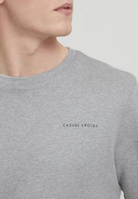 Grau Sweatshirt aus Baumwollmischung, mit geripptem Halsauschnitt und dem Text "CASUAL FRIDAY" in Dunkelblau auf der Brust.