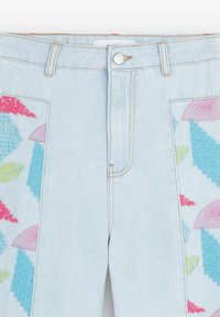 Světle modré džíny z denimu s barevnými vyšívanými vzory v růžové, zelené a tyrkysové na předních stranách. Kovové zapínání na knoflík.