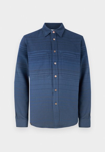 Μπλε πουκάμισο με μακριά μανίκια, σχέδιο, κουμπιά, γιακά και τσέπες στο στήθος, παρουσιασμένο σε λευκό φόντο.