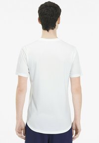 Bílý tričko s krátkým rukávem, kulatým výstřihem, vyrobené z prodyšného materiálu s jemnou texturou a zakřiveným lemem. Bez výrazných detailů.