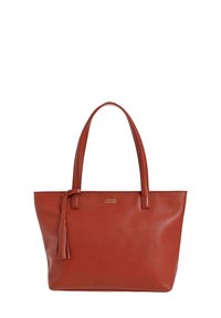 Sac cabas rouge en cuir avec deux poignées, une finition texturée et un accent de pompon. Présente un logo subtil sur le devant.