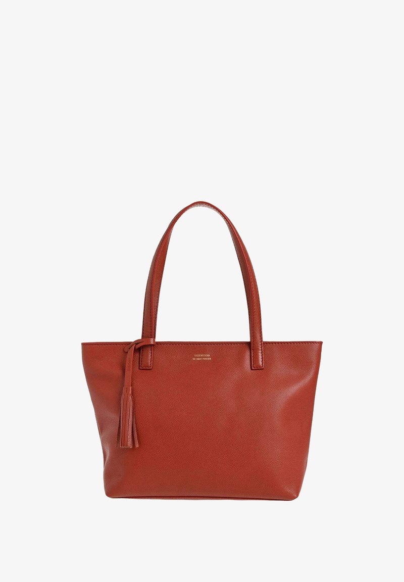 Sac cabas rouge en cuir avec deux poignées, une finition texturée et un accent de pompon. Présente un logo subtil sur le devant.