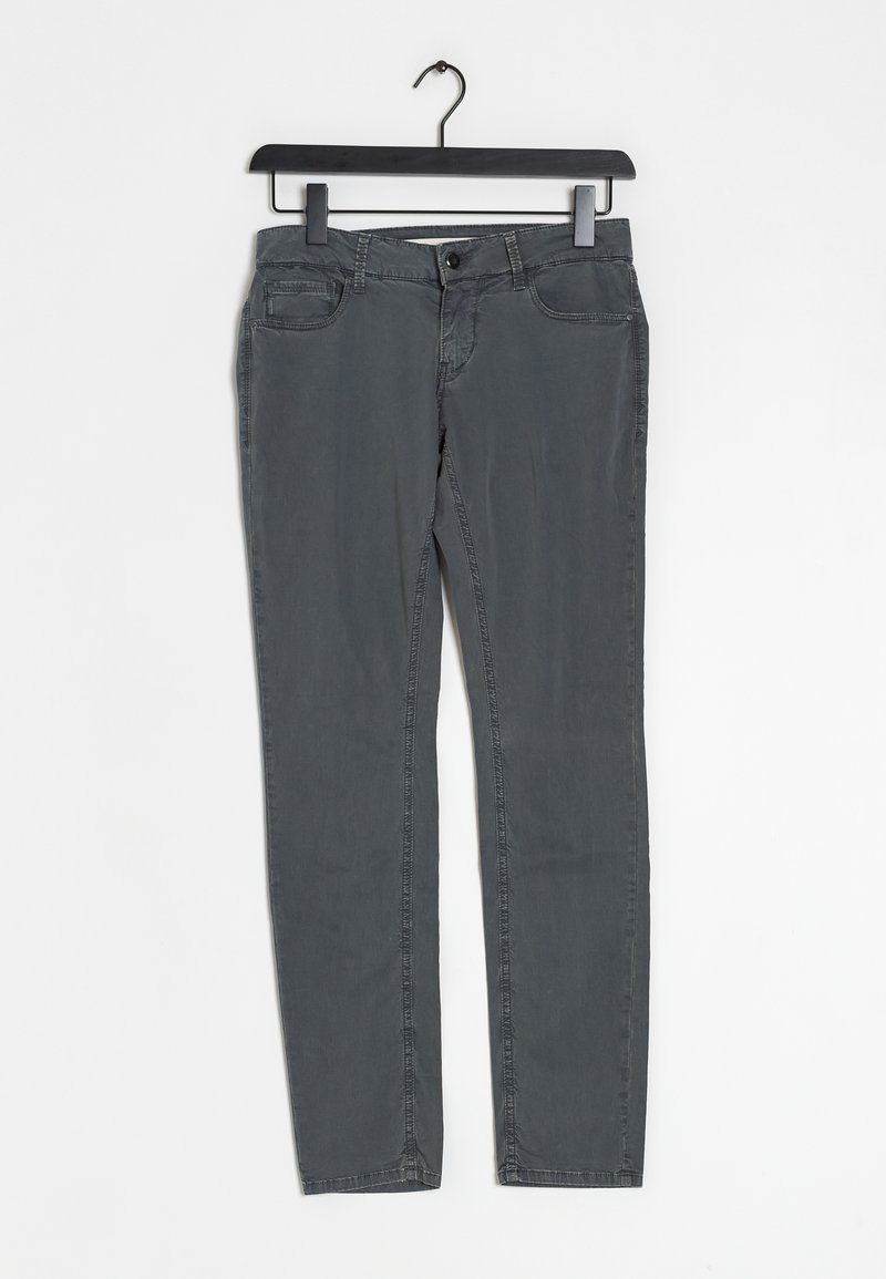 Pantalones de mezcla de algodón grises con un diseño de pierna recta, bolsillos delanteros y cierre de botón, colgando de una percha negra sobre un fondo blanco.