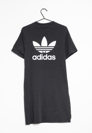 Zwart Adidas T-shirt hangend aan een zwarte hanger, met een groot wit Adidas trefoil-logo en tekst op de achterkant.