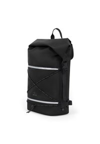 Čierny ruksak s rolovacím uzáverom vyrobený z nepremokavého materiálu, s reflexným prúžkom, predným bungee lanom, nastaviteľnými popruhmi a bočnou rukoväťou.