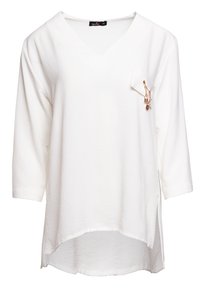 Biała bluzka z dekoltem w serek i rękawami typu 3/4, z przednią kieszenią i ozdobnym łańcuszkiem. Gładki, teksturowany materiał z bocznymi rozporkami.