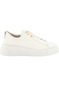 Biały sneaker z teksturowaną powierzchnią, okrągłym noskiem, sznurowanym przodem i żółtymi akcentami. Posiada grubą, karbowaną białą podeszwę.