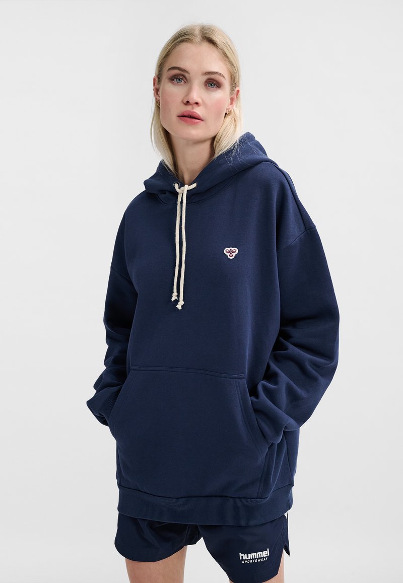 Mörkblå huvtröja med dragsko, framficka och logotyp på bröstet. Mjuk textur och lös passform för komfort.