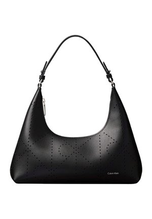 Juodos odos Calvin Klein rankinė su perforuotu geometriniu raštu ir vienu reguliuojamu peties dirželiu, viršuje su užtrauktuku.