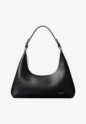 Schwarze Calvin Klein Handtasche aus Leder mit perforiertem geometrischem Muster, einem verstellbaren Schulterriemen und Reißverschluss oben.