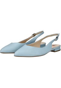 Zapatos slingback planos de color azul claro con punta afilada, textura de cuero y diseño minimalista. Correa de tobillo ajustable y tacón pequeño.