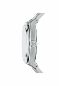 Sølv rustfrit stål armbåndsur med et rundt urkasse, flad overflade og en tekstureret krone med et logo. Glat metallisk overflade og skarpe vinkler.