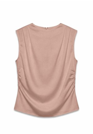 Blusa sin mangas de satén rosa rubor con escote barco, ligeros pliegues cerca de los hombros y fruncido lateral, vista desde atrás.