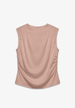 Blusa sin mangas de satén rosa rubor con escote barco, ligeros pliegues cerca de los hombros y fruncido lateral, vista desde atrás.