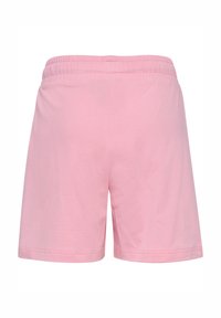 Shorts en coton rose clair avec une taille élastique, présentant un design simple, une coupe droite, sans poches visibles ni motifs.