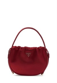Rote Satinhandtasche mit gerafftem Design, einem einzelnen Henkel und einer dreieckigen Logoplakette auf der Vorderseite. Glatte Textur mit goldenen Akzenten.