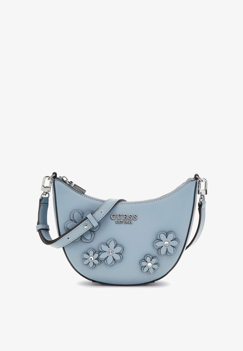 Borsa a tracolla in pelle blu con forma a mezzaluna. Presenta applicazioni a fiore e dettagli in metallo. Strap regolabile e chiusura con zip. Logo del marchio visibile.