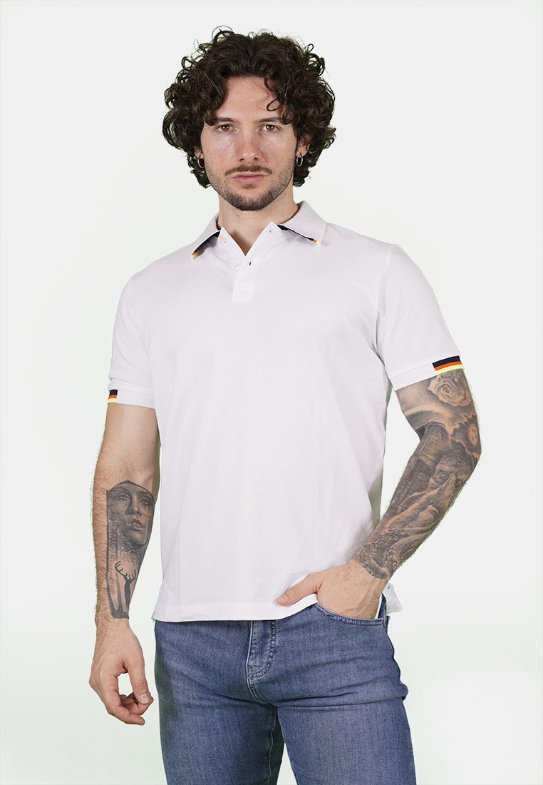 Polo bianco con maniche corte e colletto a tre bottoni. Presenta accenti colorati sul colletto e sui risvolti delle maniche. Texture liscia.