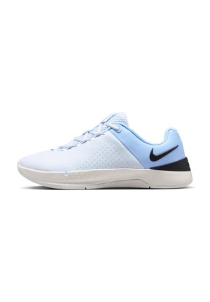 Lichtblauwe en witte lage Nike sneaker met zwart logo, witte zool en mesh bovenwerk, van opzij getoond tegen een witte achtergrond.