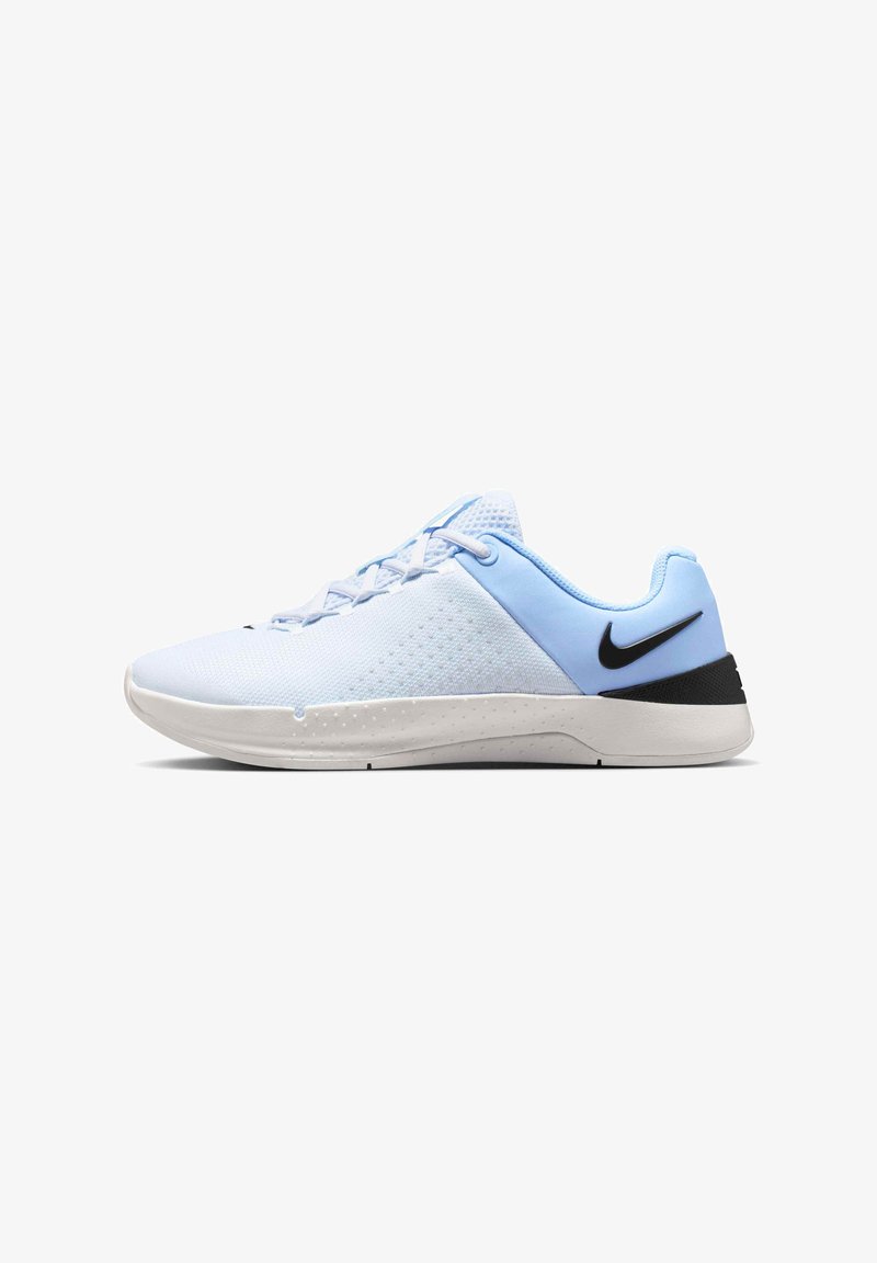 Ανοιχτό μπλε και λευκό χαμηλό παπούτσι Nike με μαύρο λογότυπο, λευκή σόλα και επάνω μέρος από δίχτυ, εμφανίζεται από τη πλευρά σε λευκό φόντο.