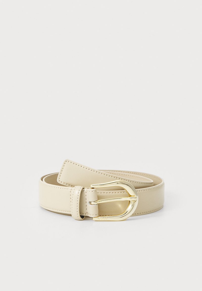 Beige lærbelte med en gullfarget rektangulær spenne og en glatt tekstur, med en sydd kant og en enkelt pronglås.