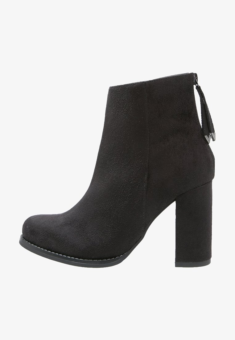 Czarne zamszowe botki za kostkę z okrągłym noskiem, masywnym obcasem i dekoracyjnym suwakiem z frędzlami z tyłu. Gładka tekstura bez widocznych wzorów.