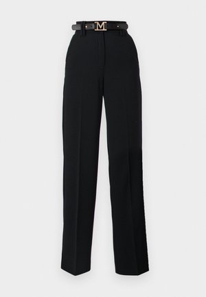 Pantaloni neri su misura con design a gamba dritta, dotati di una cintura ampia e una cintura nera decorata con una fibbia dorata a forma di "M".