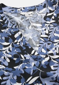 Blumenbluse mit schwarzem Hintergrund und blauen sowie weißen Blattmustern, V-Ausschnitt-Design und glatter gewebter Stofftextur.