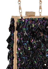 Sac de soirée noir orné de perles avec sequins géométriques, ferrures dorées et un fermoir décoratif incrusté de strass. Surface texturée avec des motifs variés.