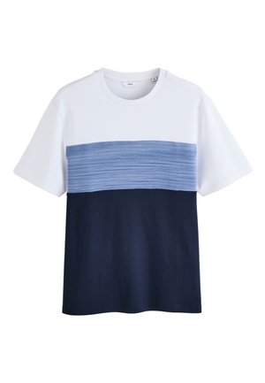 Koszulka z krótkim rękawem i okrągłym dekoltem, z trzema poziomymi blokami kolorów: na górze biały, teksturowany jasnoniebieski w środku i jednolity granatowy na dole.