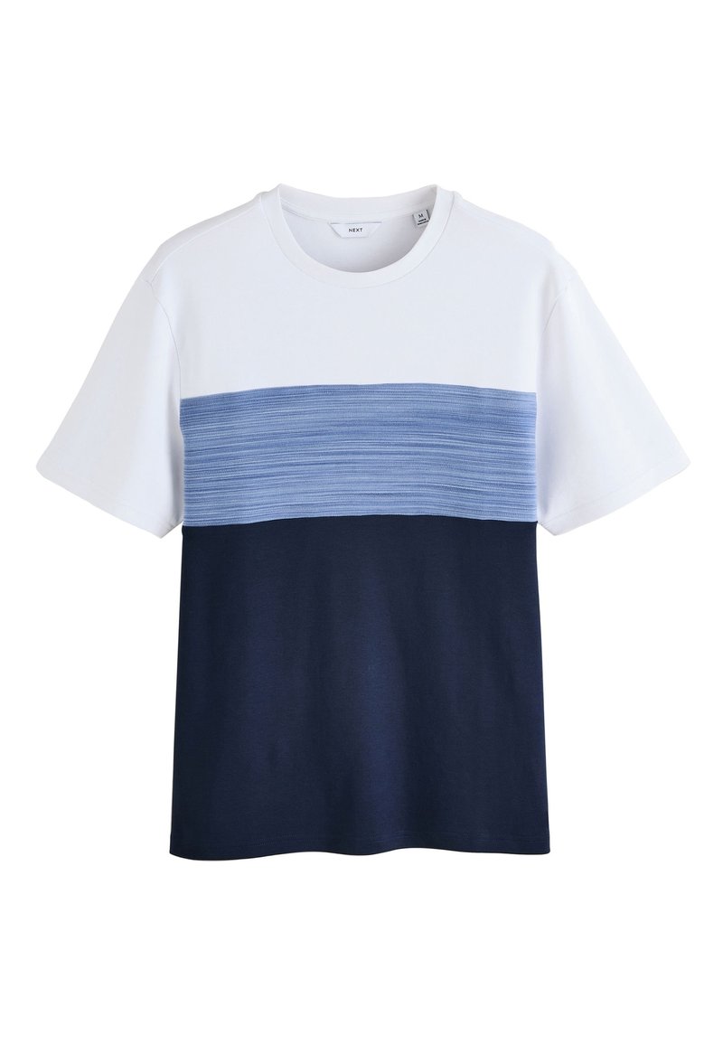 T-shirt à manches courtes et col rond avec trois blocs de couleur horizontaux : blanc en haut, bleu clair texturé au milieu, et bleu marine uni en bas.