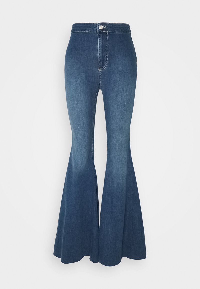 Högmidjade utsvängda jeans i en medelblå denim, med fickor, knäppning och en slät yta med lätt blekta detaljer.