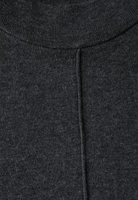 Maglione grigio scuro a collo alto, caratterizzato da una morbida trama a maglia, scollo senza cuciture e un dettaglio di cucitura centrale sul retro.
