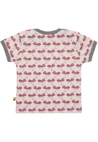 T-shirt a maniche corte color crema con un motivo ripetuto di formiche rosa. Colletto e polsini a costine grigi, tessuto morbido e colori vivaci che esaltano il design.