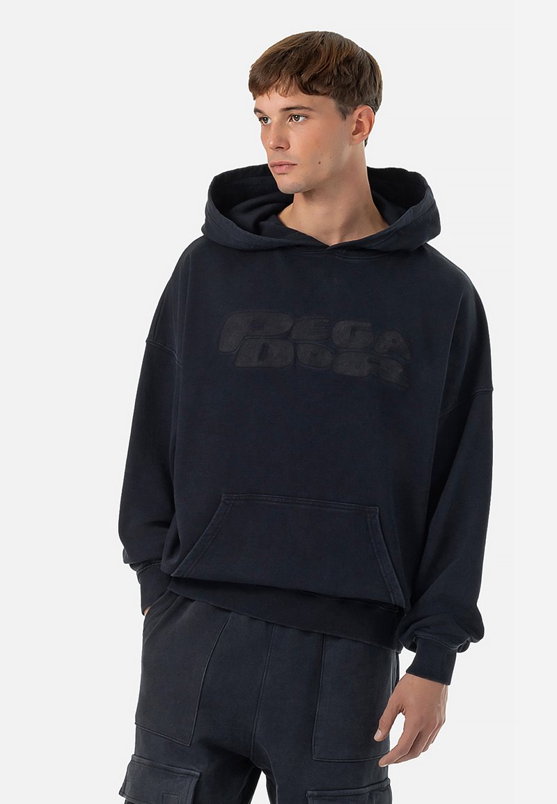 Ναυτικό μπλε oversized φούτερ από βαμβάκι με καγκουρό τσέπη και ανάγλυφο λογότυπο μπροστά. Διαθέτει κουκούλα με κορδόνι και ρίγες στις μανσέτες.