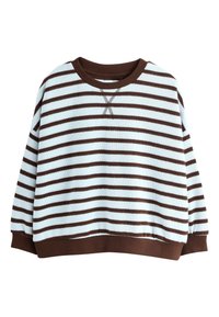 Sudadera a rayas azules y blancas con puños y cuello marrones, de corte holgado y con una costura decorativa en forma de X en el cuello.