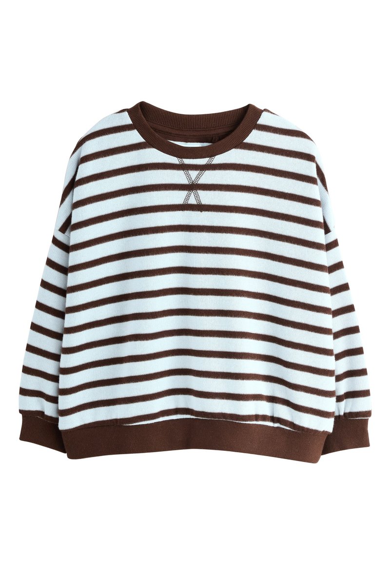 Sudadera a rayas azules y blancas con puños y cuello marrones, de corte holgado y con una costura decorativa en forma de X en el cuello.