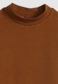 Brun, høyhalset langermet topp laget av myk, elastisk stoff. Glatt tekstur med en tettsittende design, med en ribbet halsringning.