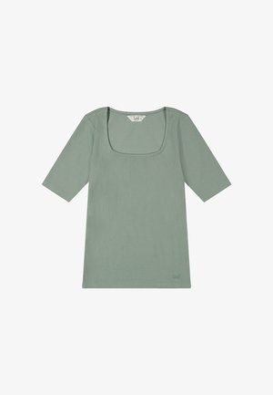 Top in maglia verde chiaro a coste con maniche a tre quarti e scollo quadrato, caratterizzato da un piccolo logo Lee ricamato vicino all'orlo.