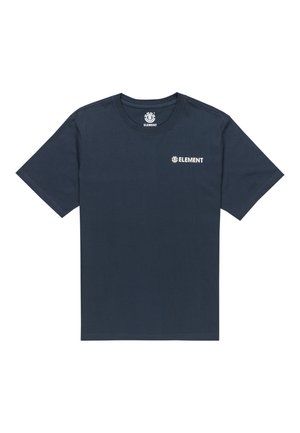 Navyblaues Baumwoll-T-Shirt mit kurzen Ärmeln, rundem Ausschnitt und kleinem weißen "ELEMENT"-Logo auf der linken Brust. Glatte, leichte Textur.