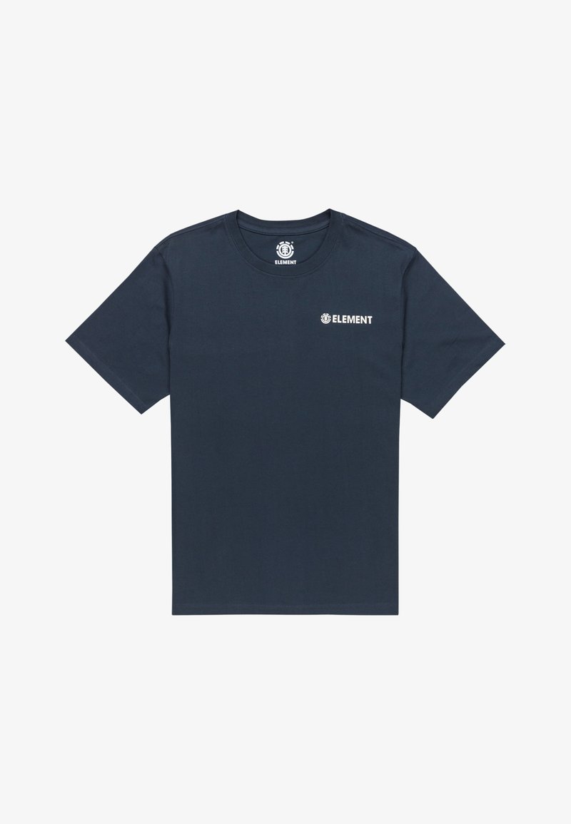 Námořnická modrá bavlněná tričko s krátkým rukávem, zaobleným výstřihem a malým bílým logem "ELEMENT" na levé části hrudi. Hladká, lehká textura.