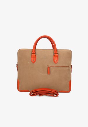 Tasche aus braunem Leder mit orangefarbenen Akzenten, ausgestattet mit zwei Griffen, einem abnehmbaren Schultergurt und einem Reißverschluss. Die Tasche verfügt über eine Fronttasche mit Reißverschluss.