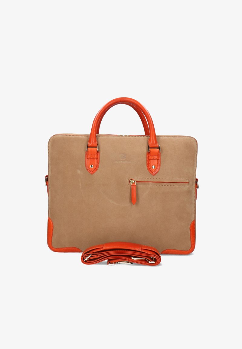 Tan läderväska med orange detaljer, utrustad med dubbla handtag, ett avtagbart rem och dragkedjestängning. Inkluderar en framficka med dragkedja.