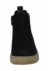 Bottines en daim noir avec une tige lisse, un bout rond et une semelle en caoutchouc beige. Elles présentent une fermeture éclair sur le côté et une languette à l'arrière.