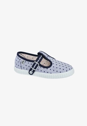 Zapato infantil de tela azul claro con estampado de estrellas marinas, suela de goma blanca y correa azul marino ajustable con cierre de hebilla.