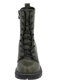 Botín de cuero verde oliva con cordones, que presenta detalles de costura, puntera redonda y una suela de goma con un dibujo texturizado.