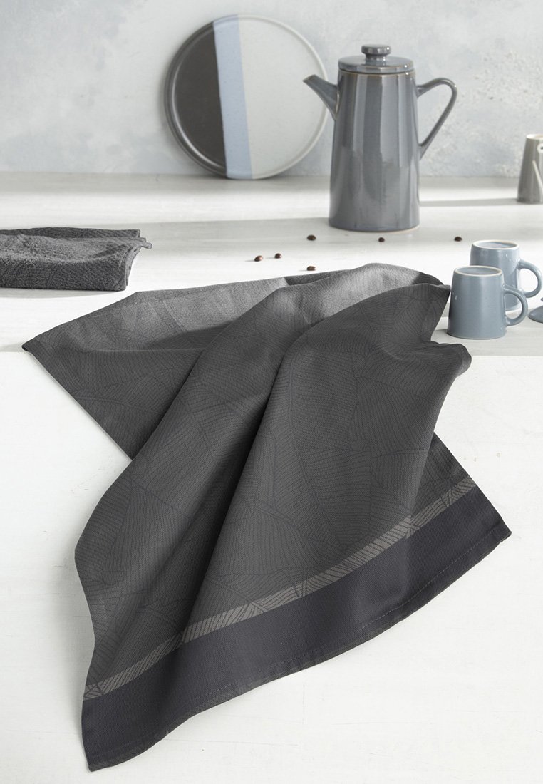 Grau gemusterte Tischdecke mit einer strukturierten Oberfläche und geometrischen Designs. Mit einem soliden, dunkler grauen Rand versehen.